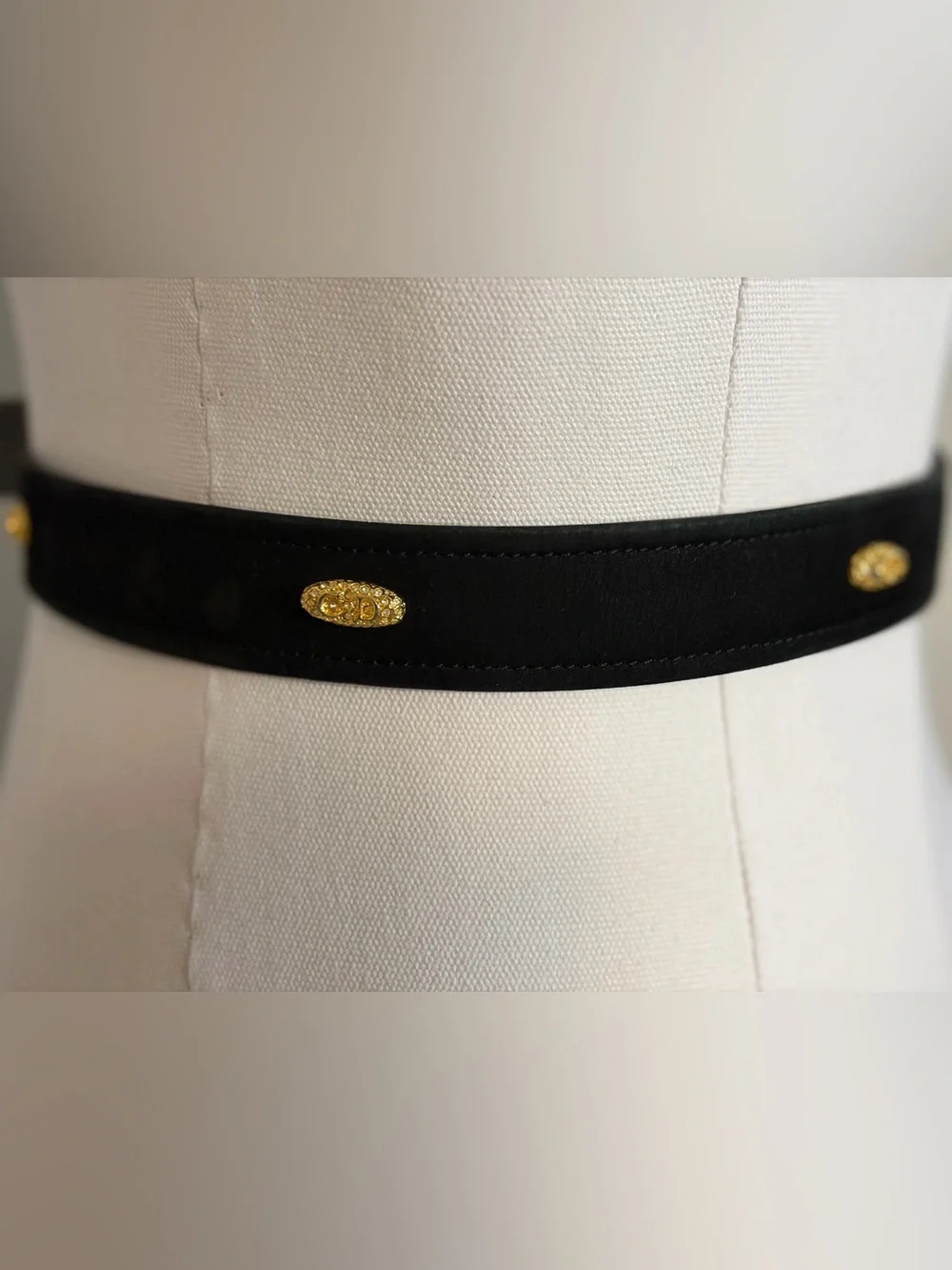 Vintage Christian Dior velveteen black belt with gold tone ovals ‘CD’ embossed - Picture 2 of 12
